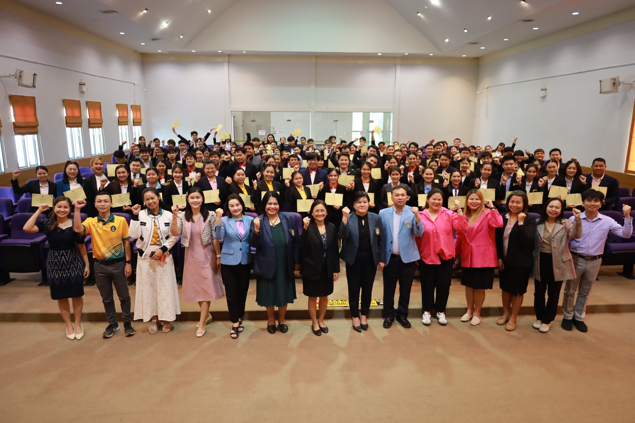 มอบวุฒิบัตร ป.บัณฑิต